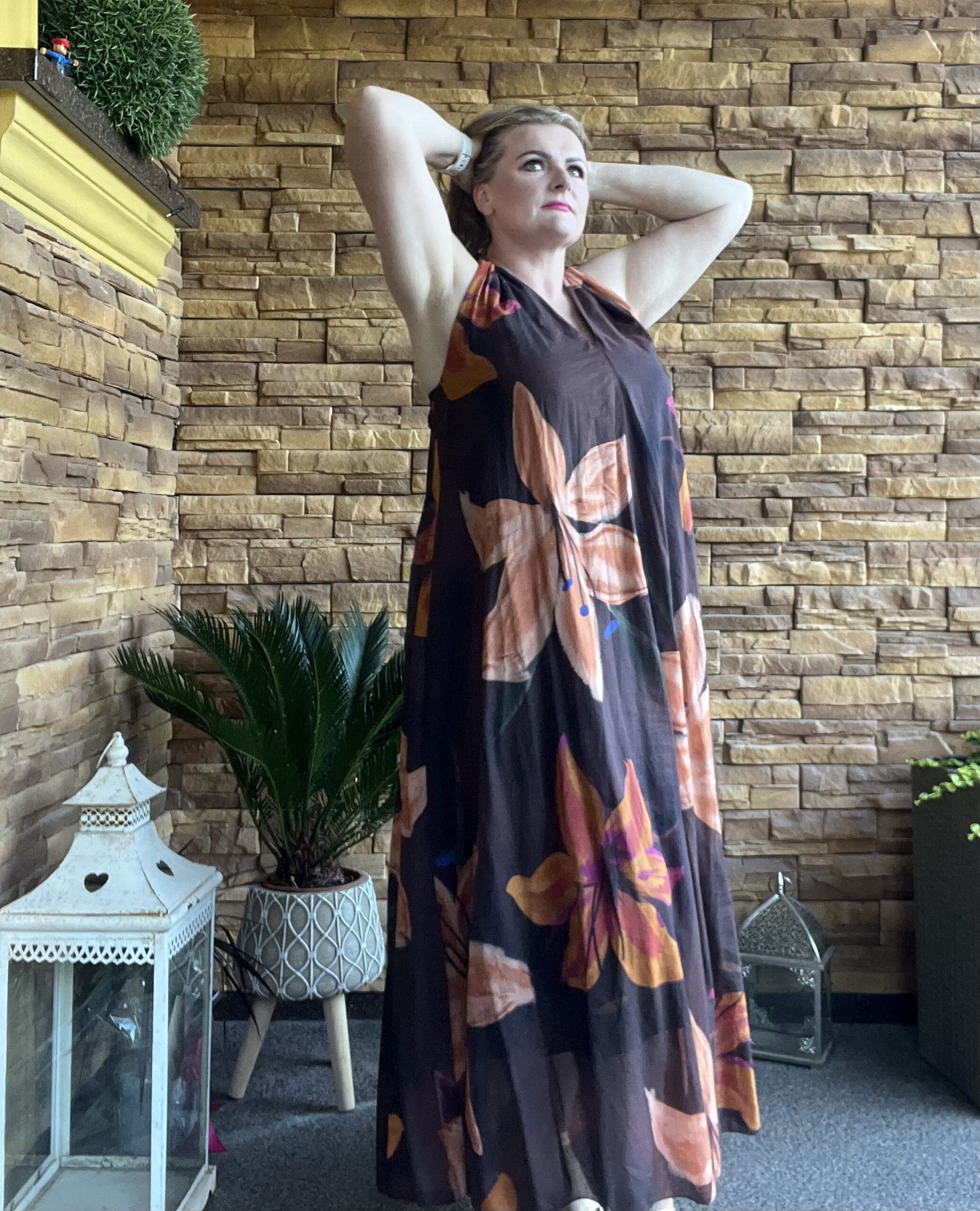 Czekoladowa Maxi Sukienka w Pomarańczowe Kwiaty – Edycja Limitowana - obrazek 2